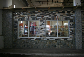Стены магазина из речного валуна